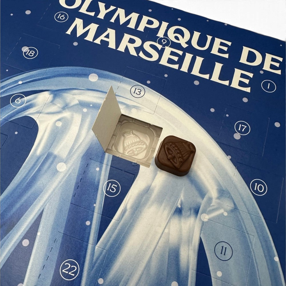 Am Ball Olympique de Marseille Adventskalender 2026 mit blauem Design und einem Schokoladenstück