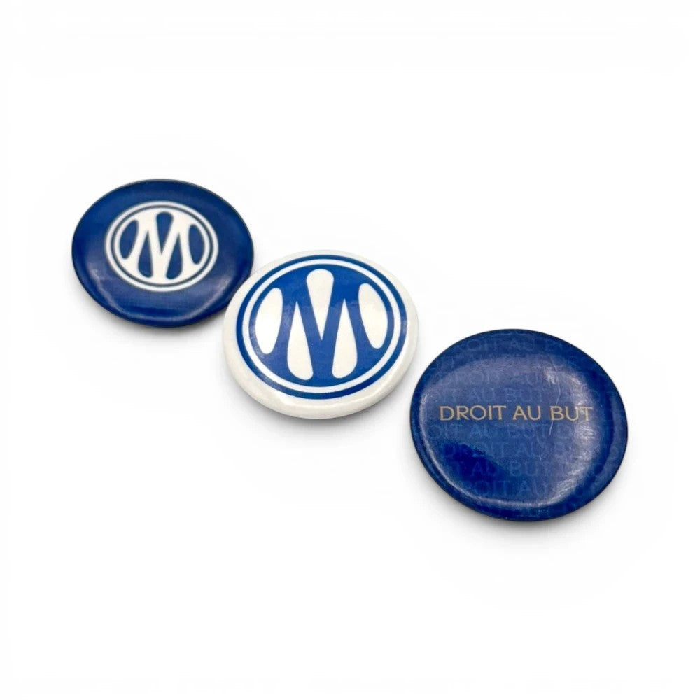 Am Ball Olympique de Marseille Anstecknadel-Set mit drei Buttons, Vereinswappen und Droit au but Motto in Blau-Weiß