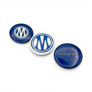Am Ball Olympique de Marseille Anstecknadel-Set mit drei Buttons, Vereinswappen und Droit au but Motto in Blau-Weiß