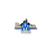 Am Ball Olympique de Marseille Anstecknadel aus Zamac mit Vereinslogo und Skyline von Marseille in Blau und Silber