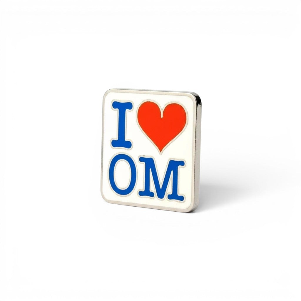 Am Ball Olympique de Marseille Anstecknadel mit I love OM Schriftzug, rotem Herz und weißer Emaille-Optik