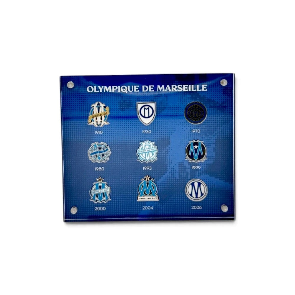 Am Ball Acrylrahmen mit historischen Olympique de Marseille Logos von 1910 bis 2026 auf blauem Hintergrund
