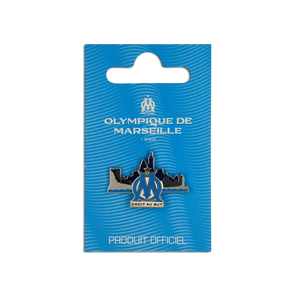 Am Ball Olympique de Marseille Pin mit Skyline-Motiv und Vereinslogo auf blauer Präsentationskarte