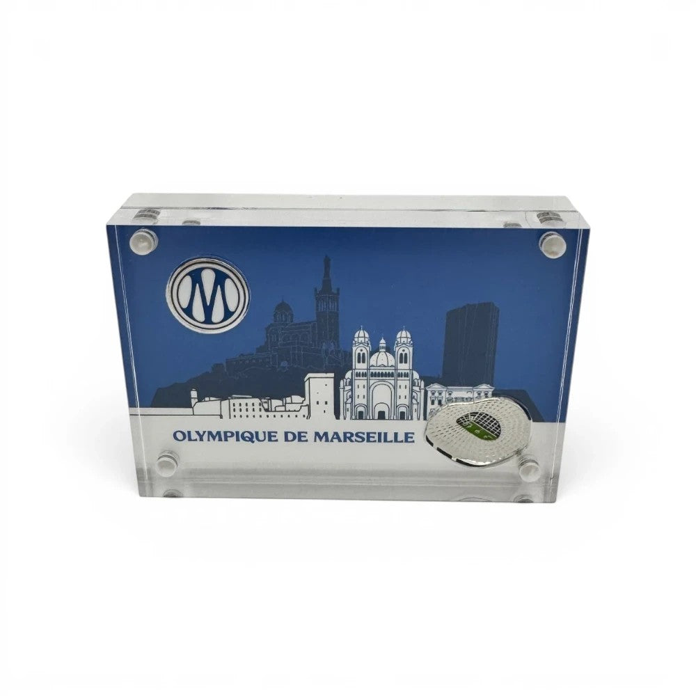 Am Ball Acryl-Block mit Olympique Marseille Logo, Stadion Velodrome und Stadt-Silhouette auf blauem Hintergrund