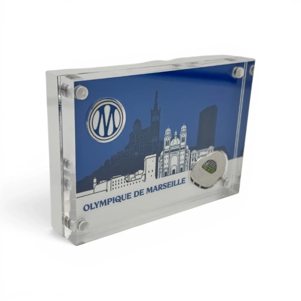 Am Ball Acryl-Block mit Olympique Marseille Logo und Velodrome Stadion Illustration auf blauem Hintergrund