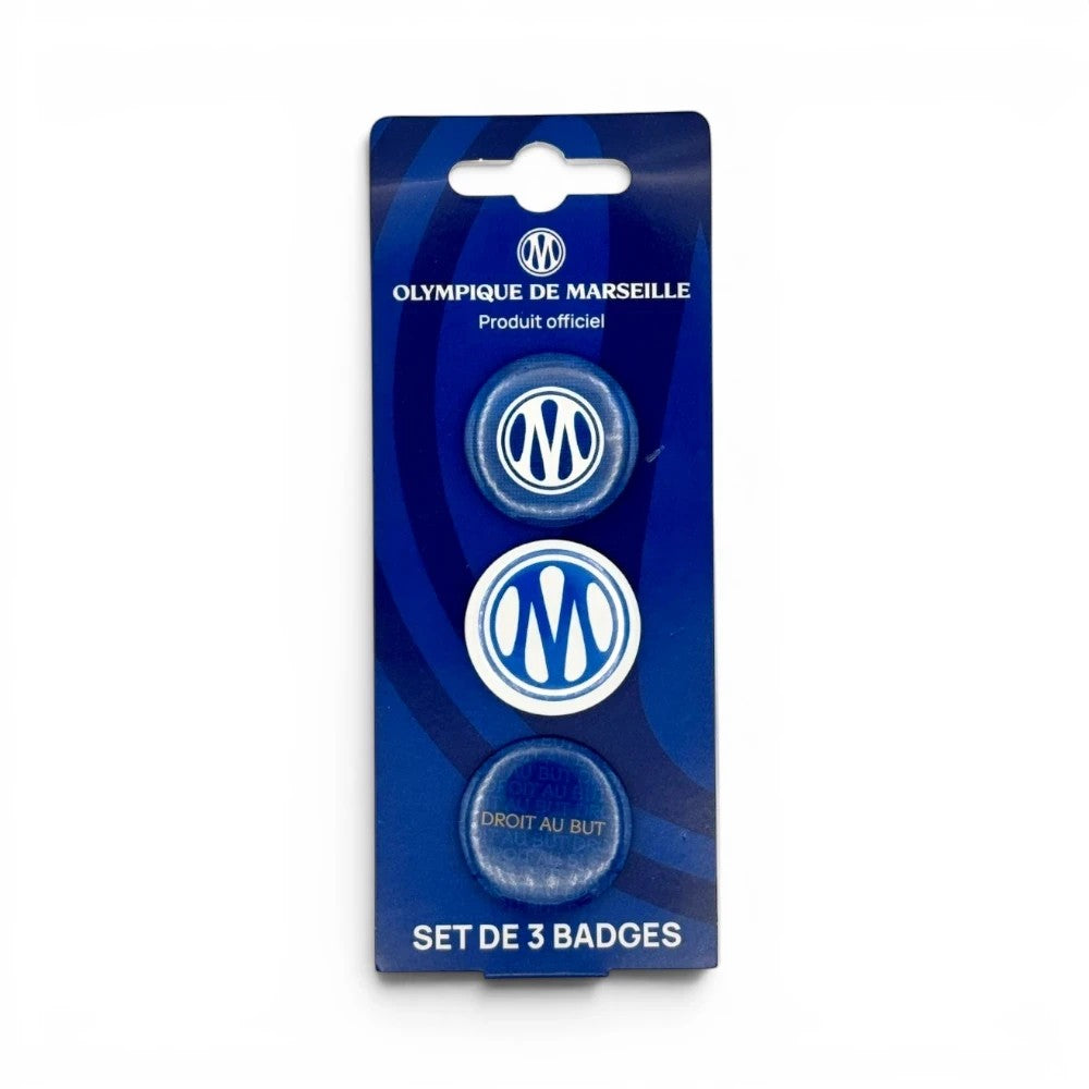 Am Ball Olympique de Marseille Ansteck-Button-Set mit drei runden Pins in Blau und Weiß mit Vereinslogo und Motto.
