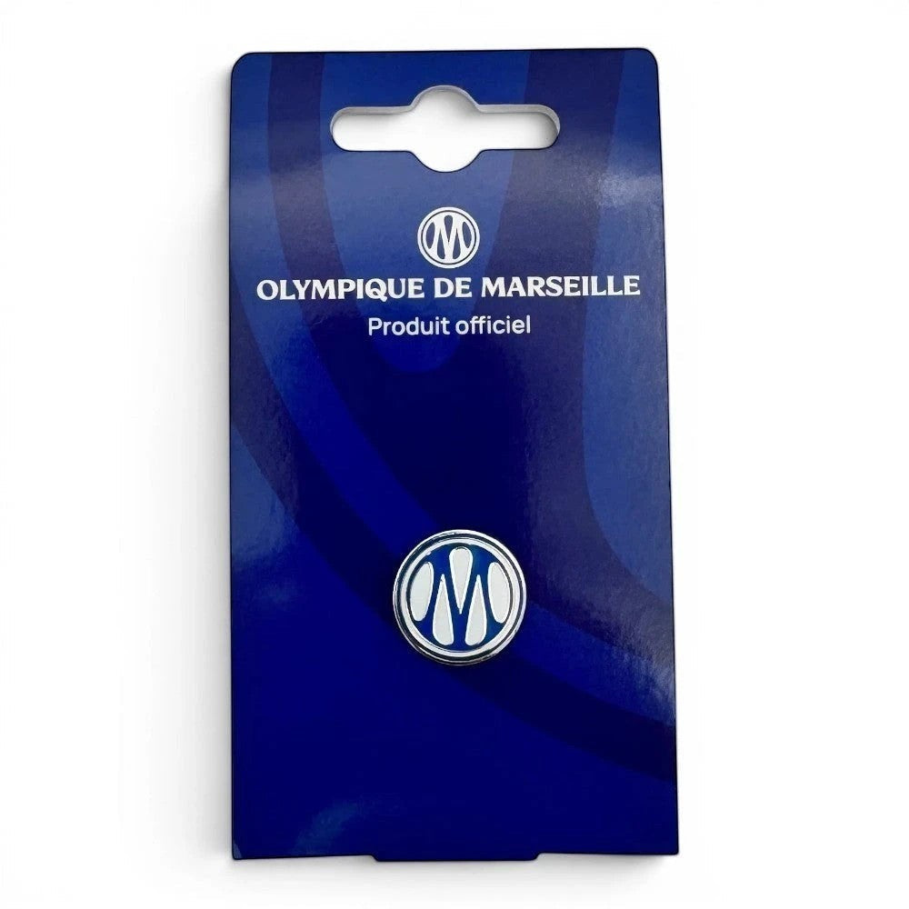 Am Ball Olympique de Marseille Magnet-Pin mit blau-weißem Vereinslogo auf offizieller Trägerkarte
