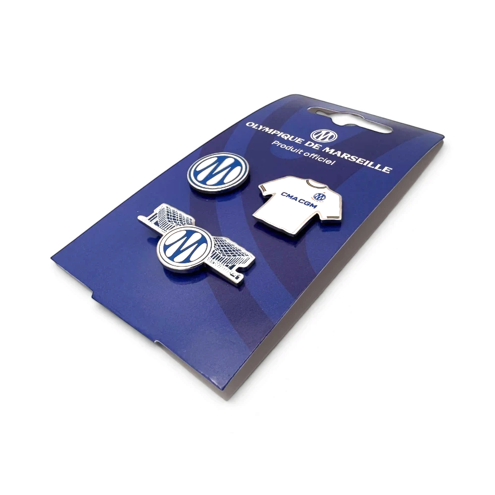 Am Ball Olympique de Marseille Pin-Set mit Trikot, Logo und Velodrome-Motiv in Blau und Weiß auf Blisterkarte