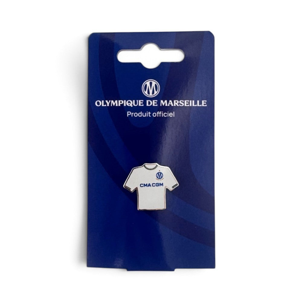 Am Ball Olympique de Marseille Pin Badge im Design des 2026/27 Heimtrikots in Weiß mit blauen und goldenen Details.