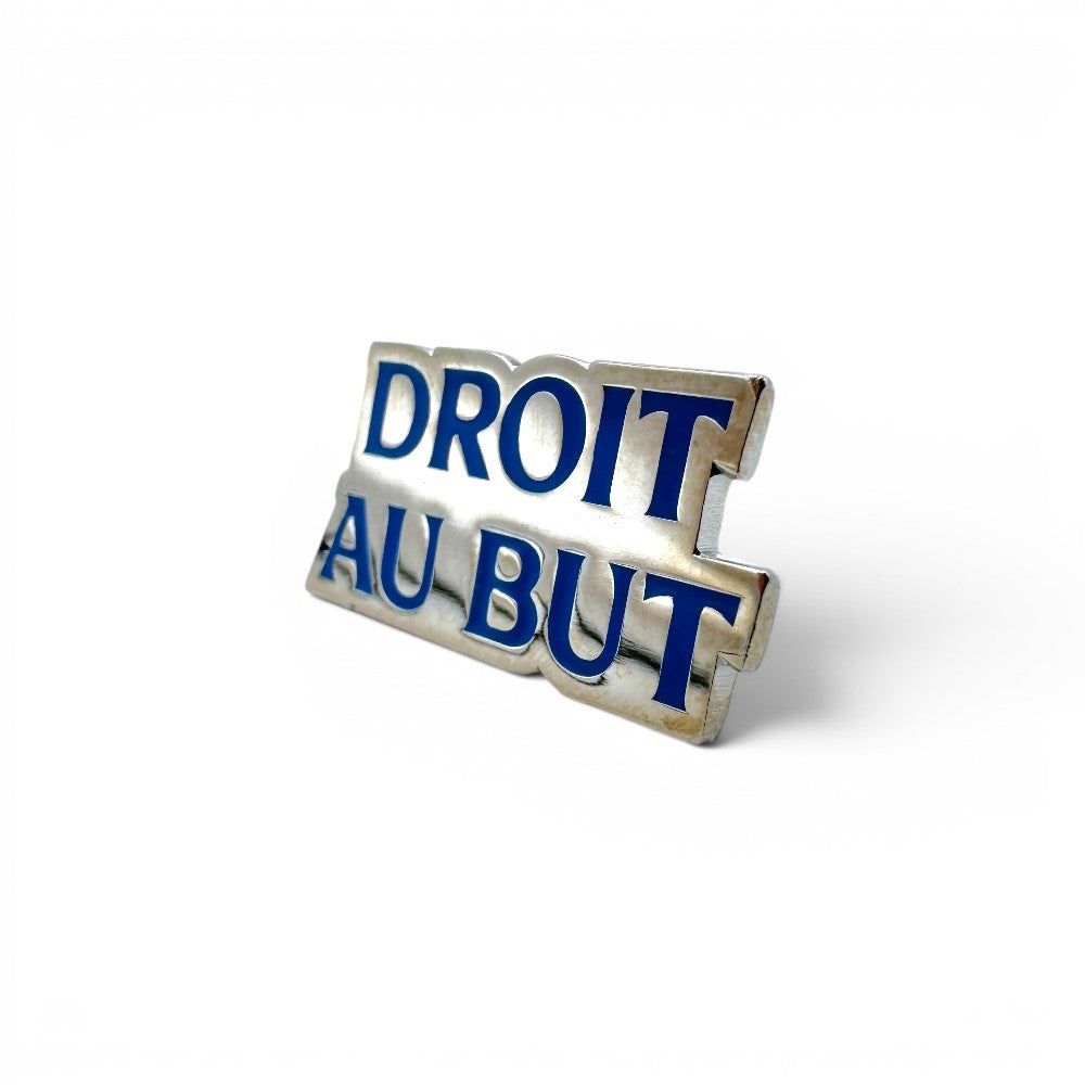 Am Ball "Droit au But" Anstecker aus Zamak mit blau-weißer Emaille und polierter Metalloberfläche.