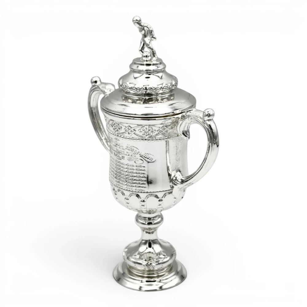 Am Ball schottische Pokal-Replik aus Zamak, 150 mm, mit Deckel und Henkeln, detaillierte Gravuren, Fußball-Trophäe