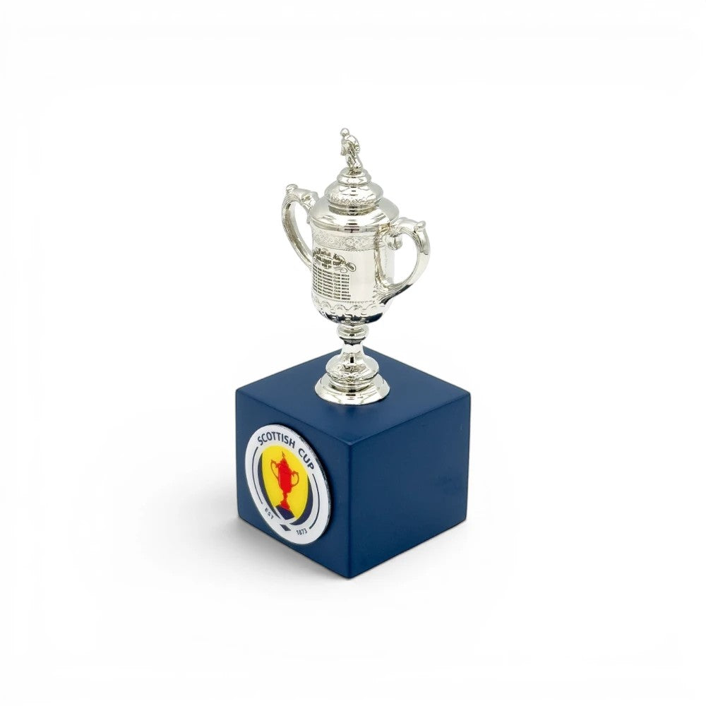 Am Ball Nachbildung des schottischen Pokals aus Zamak auf einem blauen Holzsockel mit Emblem