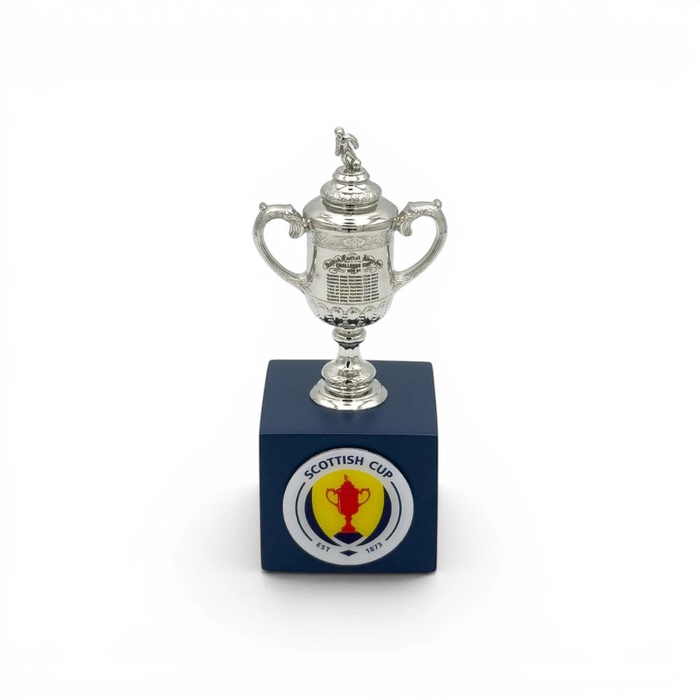 Am Ball 70 mm Nachbildung des schottischen Pokals aus Zamak auf einem blauen Holzsockel mit Logo. Sammlerstück für Fußballfans.