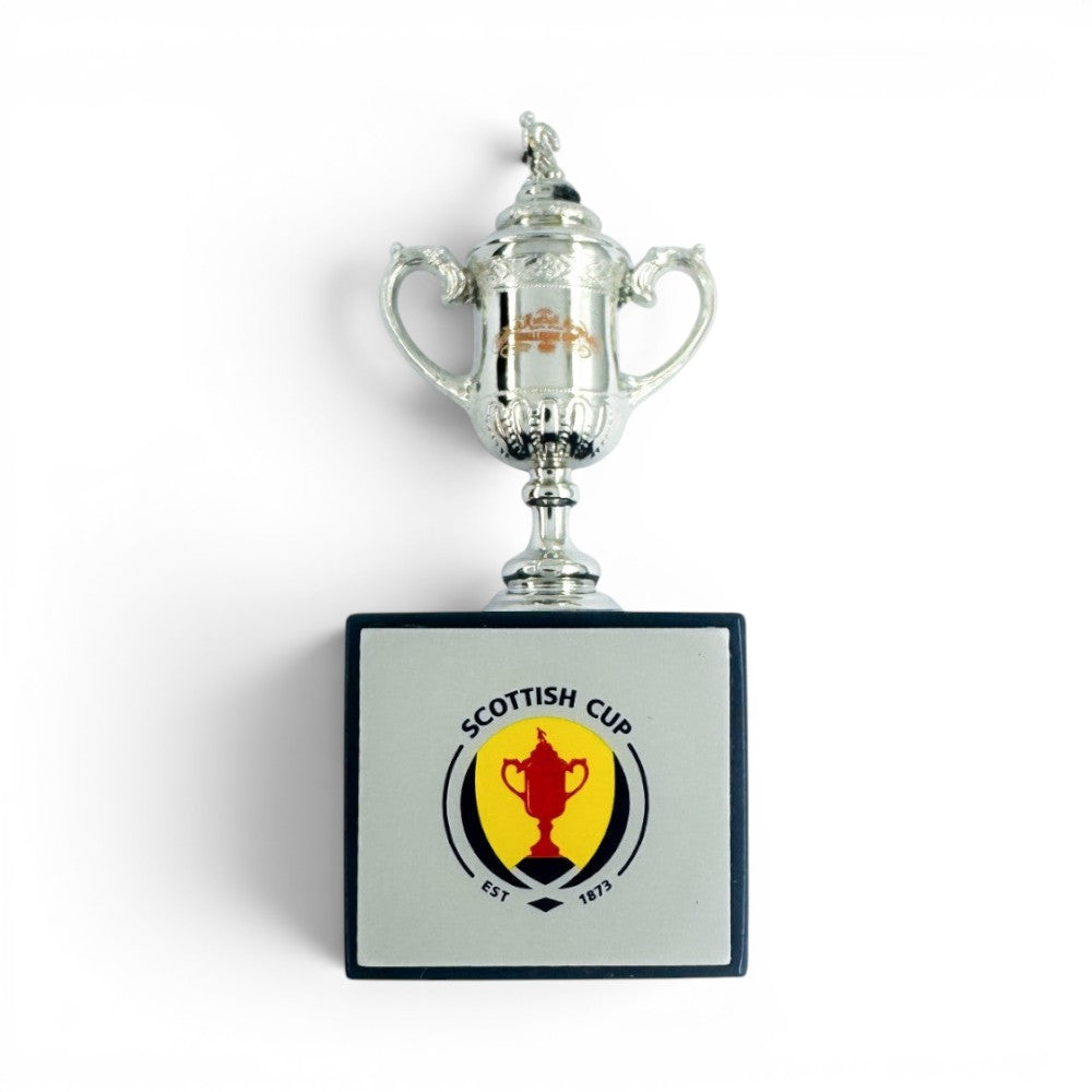 Am Ball 45 mm Nachbildung des Scottish Cup Pokals aus Zamak auf einem polierten Holzsockel mit Logo.