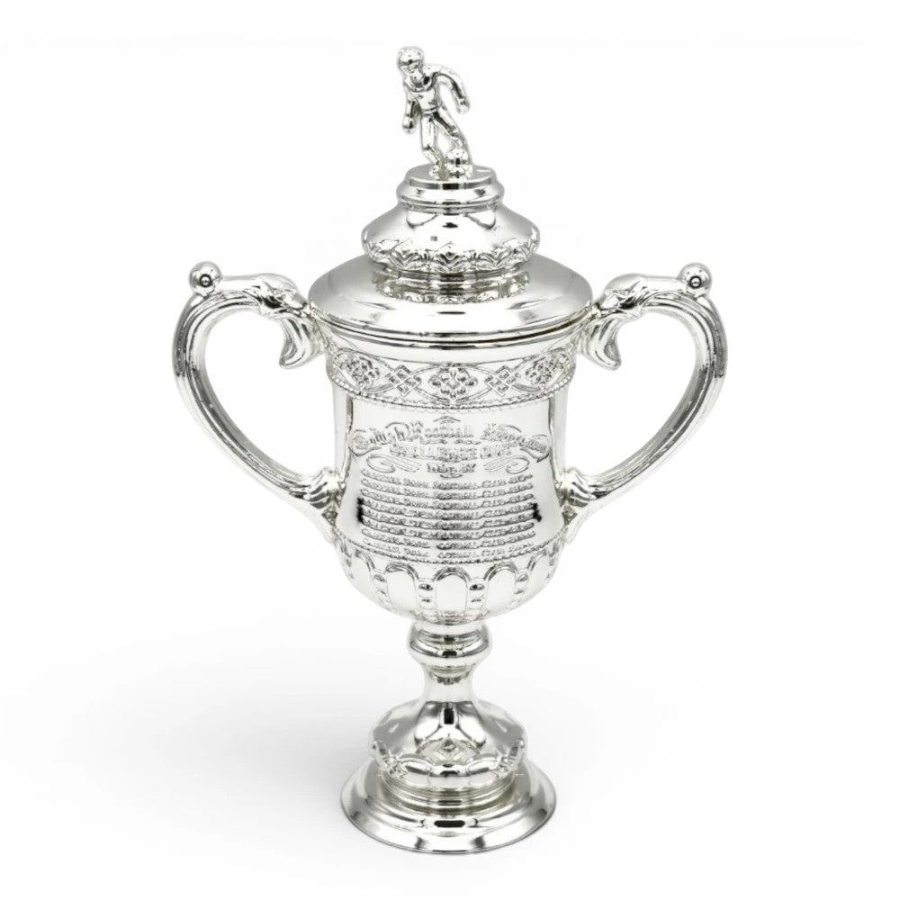 Am Ball 150 mm Scottish Cup Pokal-Replik aus Zamak mit Gravur und Fußballer-Figur auf dem Deckel.