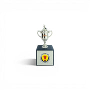 Am Ball 45 mm Scottish Cup Pokal-Replika aus Zamak auf einem polierten Holzsockel mit offiziellem SFA-Logo