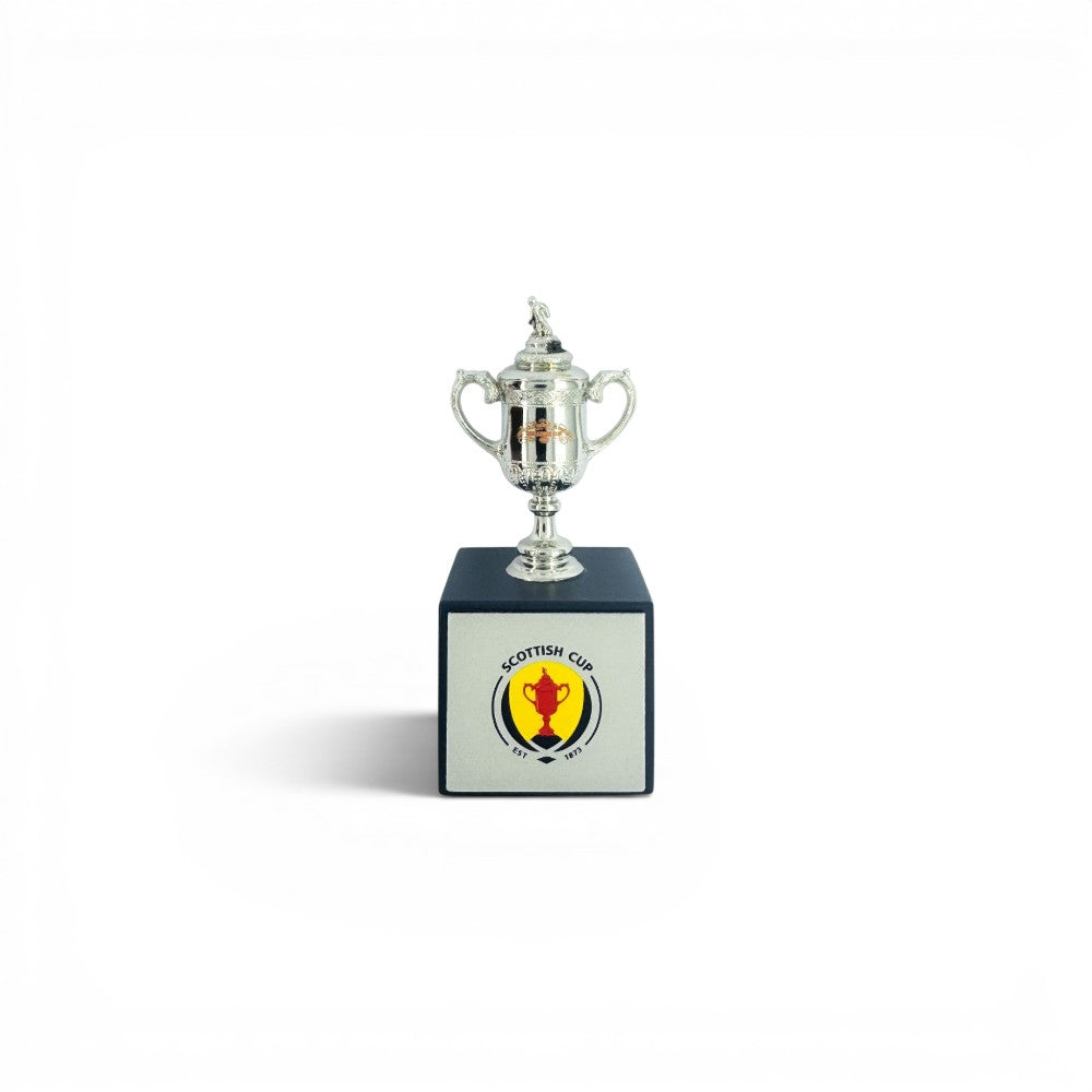 Am Ball 45 mm Scottish Cup Pokal-Replika aus Zamak auf einem polierten Holzsockel mit offiziellem SFA-Logo