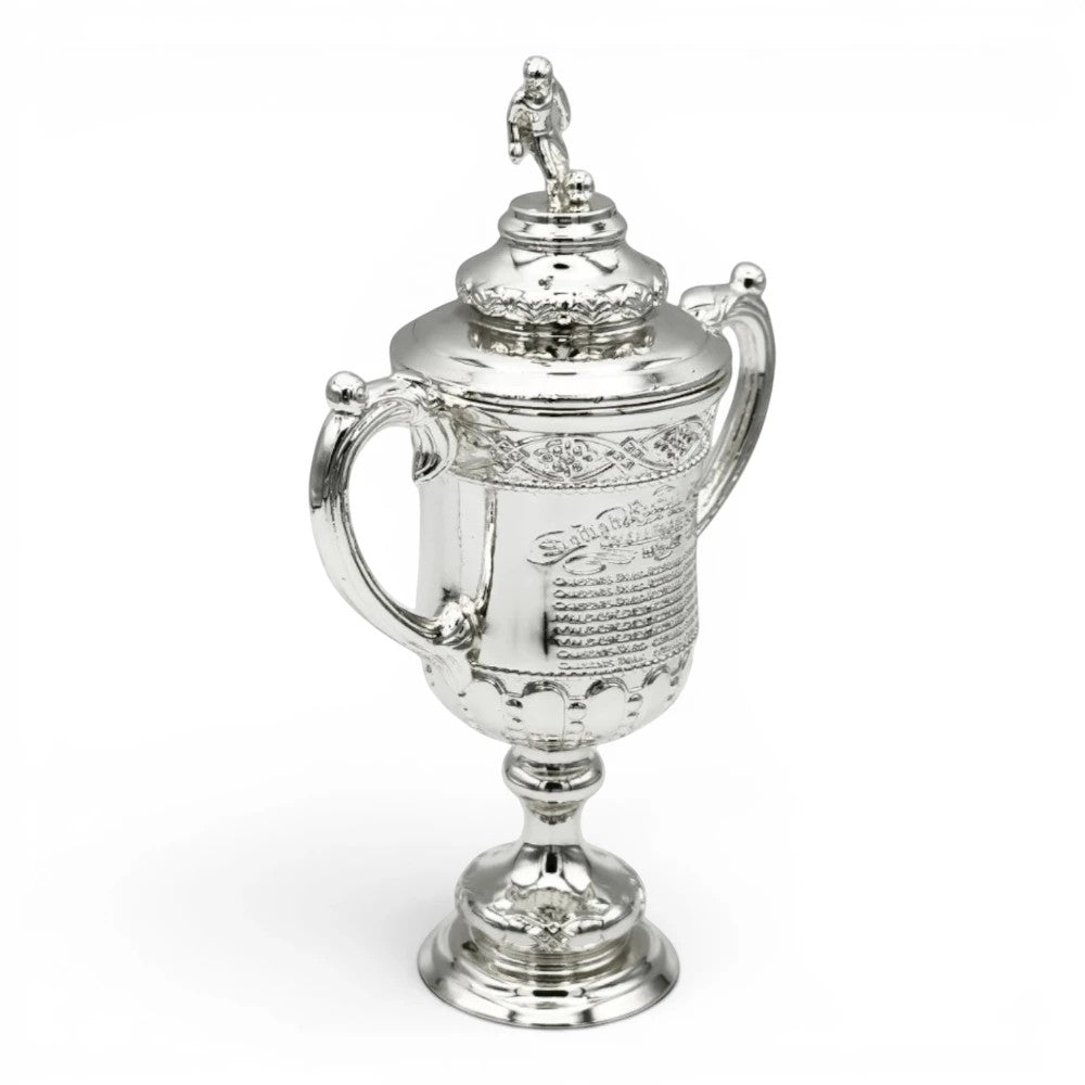 Am Ball Scottish Cup Pokal-Replikat aus Zamak, 150 mm, mit Spielerfigur auf dem Deckel und Gravuren.