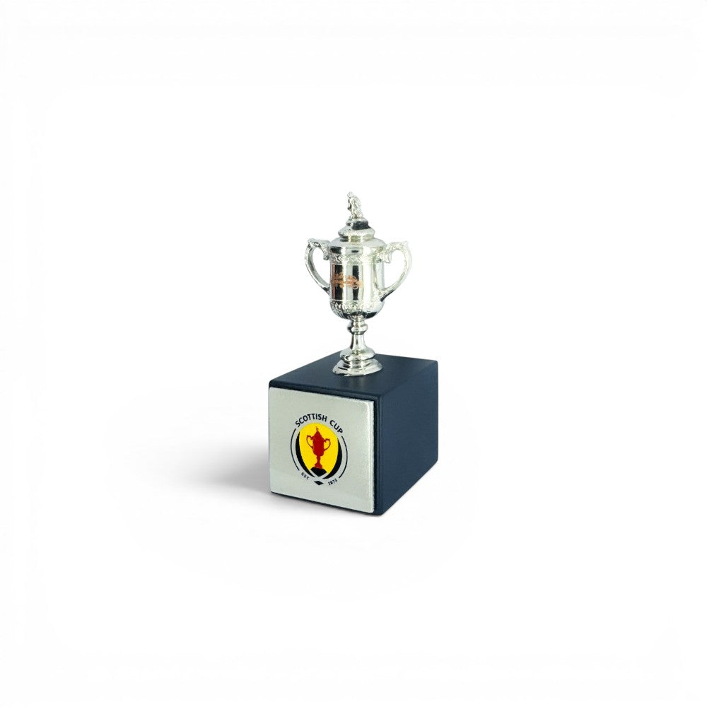 Am Ball 45 mm Scottish Cup Trophäen-Nachbildung aus Zamak auf einem polierten Holzsockel mit Logo-Emblem