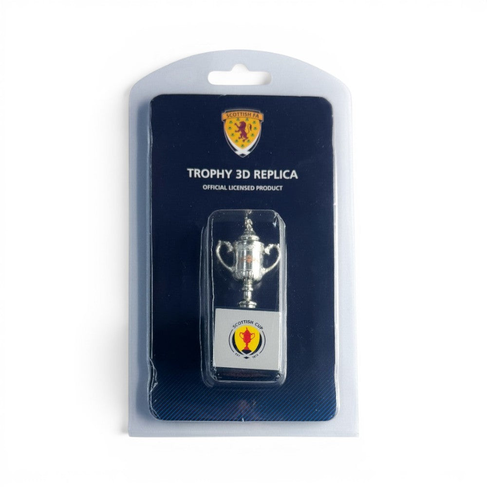 Am Ball 45 mm Scottish Cup Trophäen-Nachbildung aus Zamak auf einem Holzsockel in offizieller SFA-Verpackung.