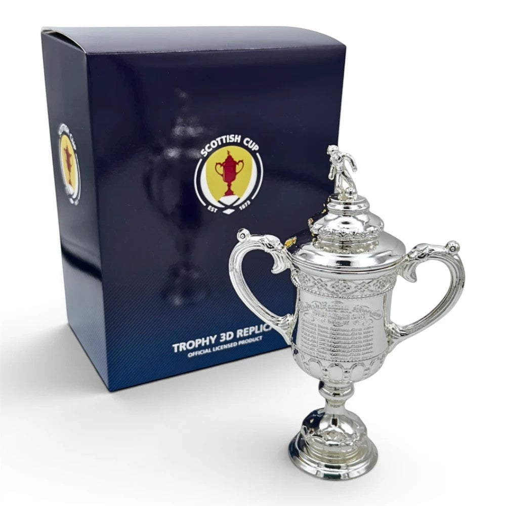 Am Ball Scottish Cup Pokal-Replika aus Zamak, 150 mm, silberfarben, mit detaillierter Gravur und Deckel mit Figur.