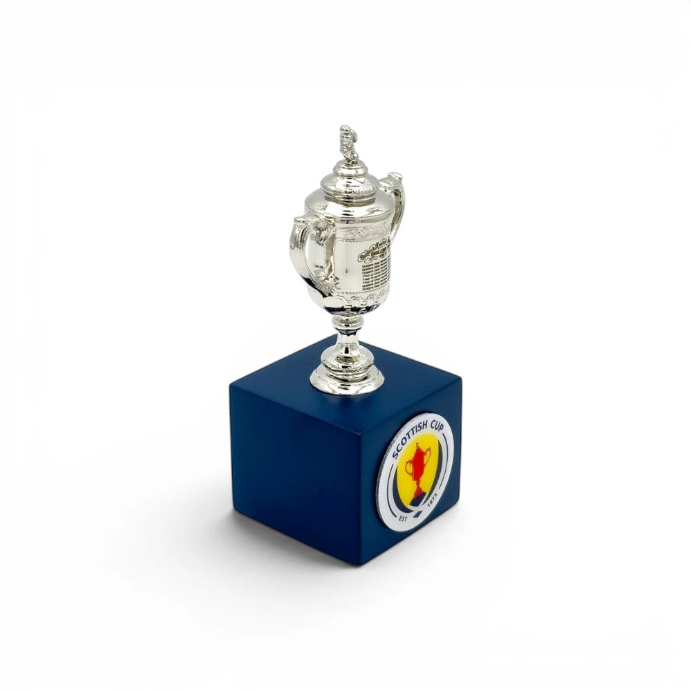 Am Ball 70 mm Nachbildung des schottischen Pokals aus Zamak auf blauem Holzsockel mit Logo