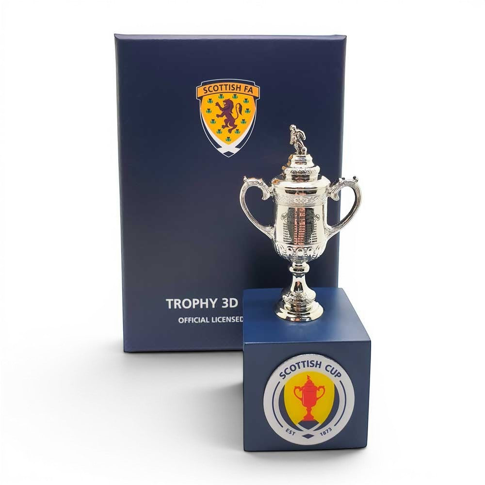Am Ball 70 mm Scottish Cup Trophäen-Replik aus Zamak auf blauem Holzsockel mit offizieller Lizenz