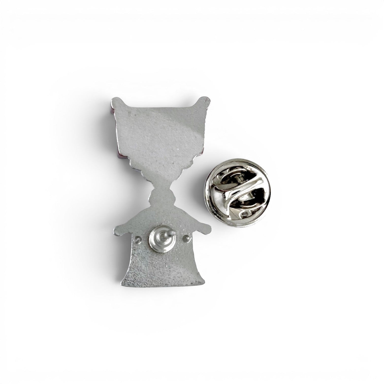 Am Ball Supercopa Pin Badge Trophy aus Zamak, Rückseite mit Verschluss auf weißem Hintergrund
