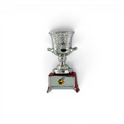Am Ball Supercopa Pin Badge aus silberfarbenem Zamak mit detailliertem Trophäen-Design und RFEF-Logo.