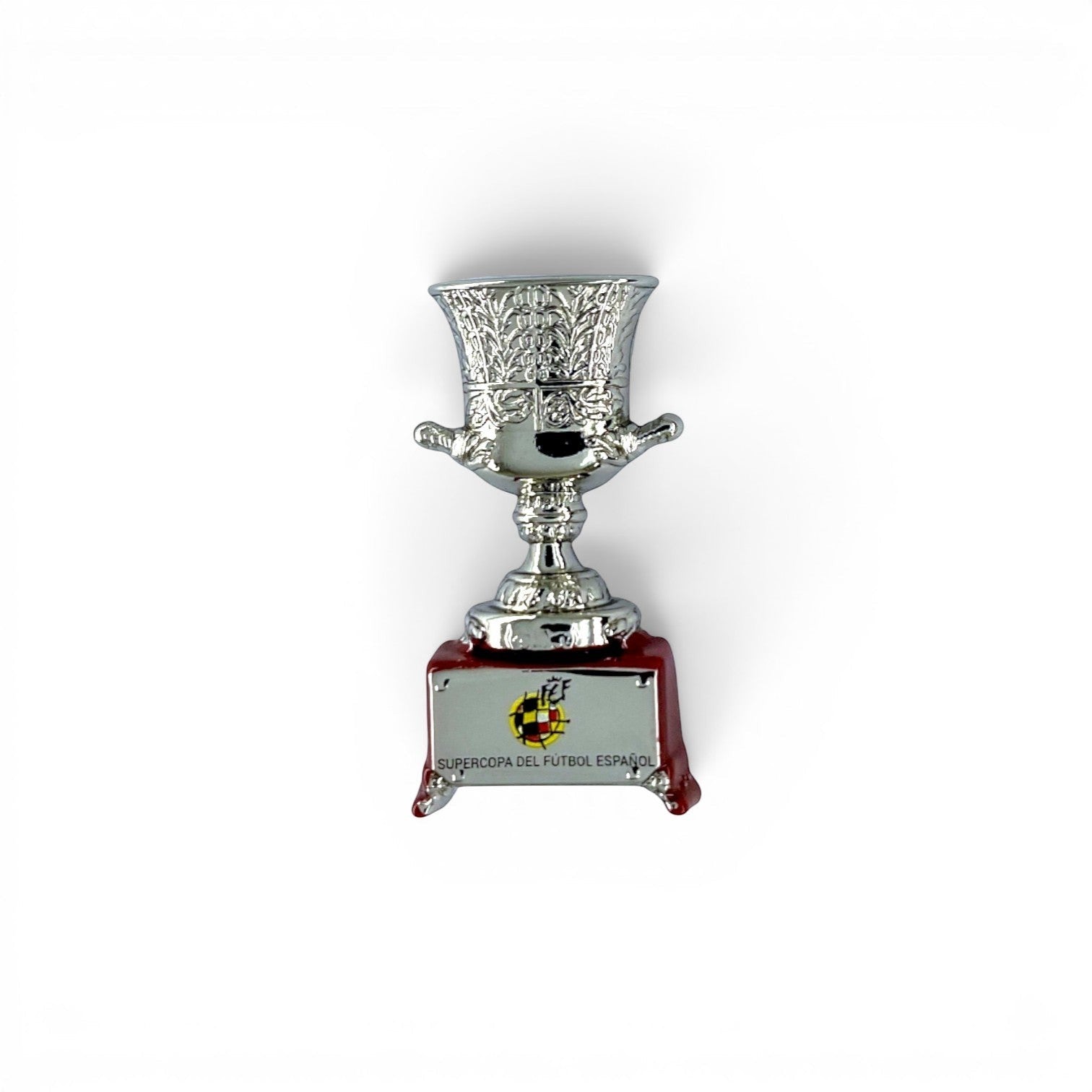 Am Ball Supercopa Pin Badge aus silberfarbenem Zamak mit detailliertem Trophäen-Design und RFEF-Logo.