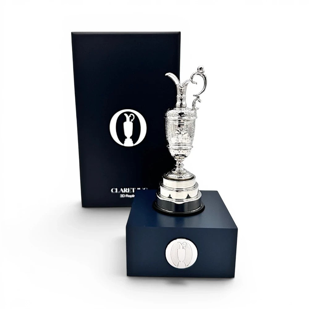 Am Ball The Open Trophy 100 mm Replik aus Silber auf einem blauen Acrylsockel mit passender Geschenkbox