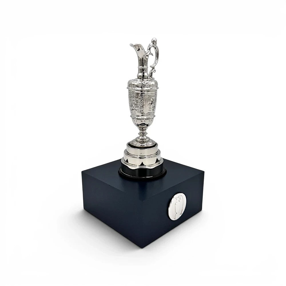 Am Ball The Open Trophy 100 mm aus versilbertem Metall auf einem schwarzen Acrylsockel mit Emblem