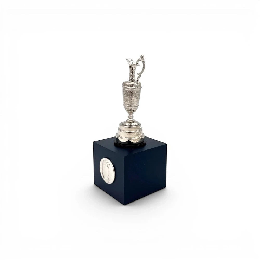 Am Ball The Open Trophy im Miniaturformat 70 mm aus Silber auf einem schwarzen quadratischen Acrylsockel