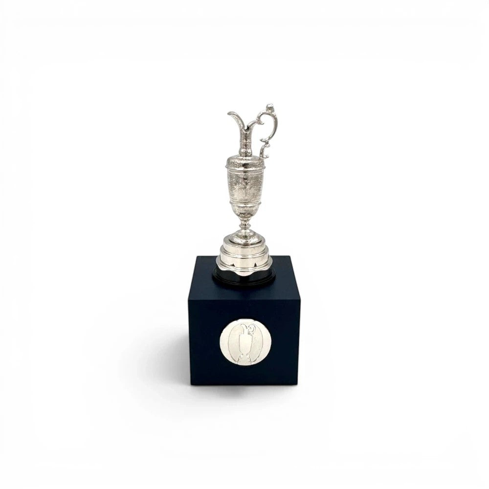 Am Ball The Open Trophy 70 mm Miniatur-Golfpokal in Silberoptik auf einem schwarzen Acrylsockel mit Emblem