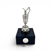 Am Ball The Open Trophy 100 mm Replik in Silberoptik auf einem schwarzen quadratischen Sockel mit Emblem