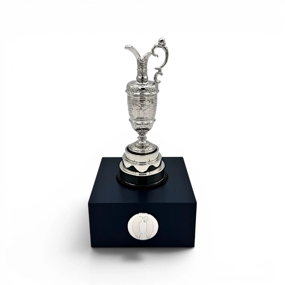 Am Ball The Open Trophy 100 mm Replik in Silberoptik auf einem schwarzen quadratischen Sockel mit Emblem