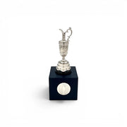 Am Ball The Open Trophy 70 mm Miniatur-Golfpokal in Silberoptik auf einem schwarzen Acrylsockel mit Emblem