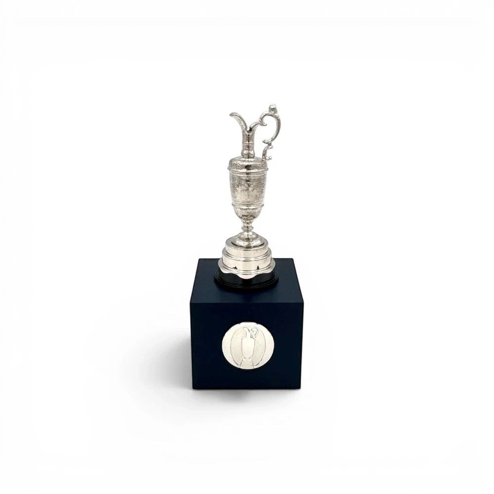 Am Ball The Open Trophy 70 mm Miniatur-Golfpokal in Silberoptik auf einem schwarzen Acrylsockel mit Emblem