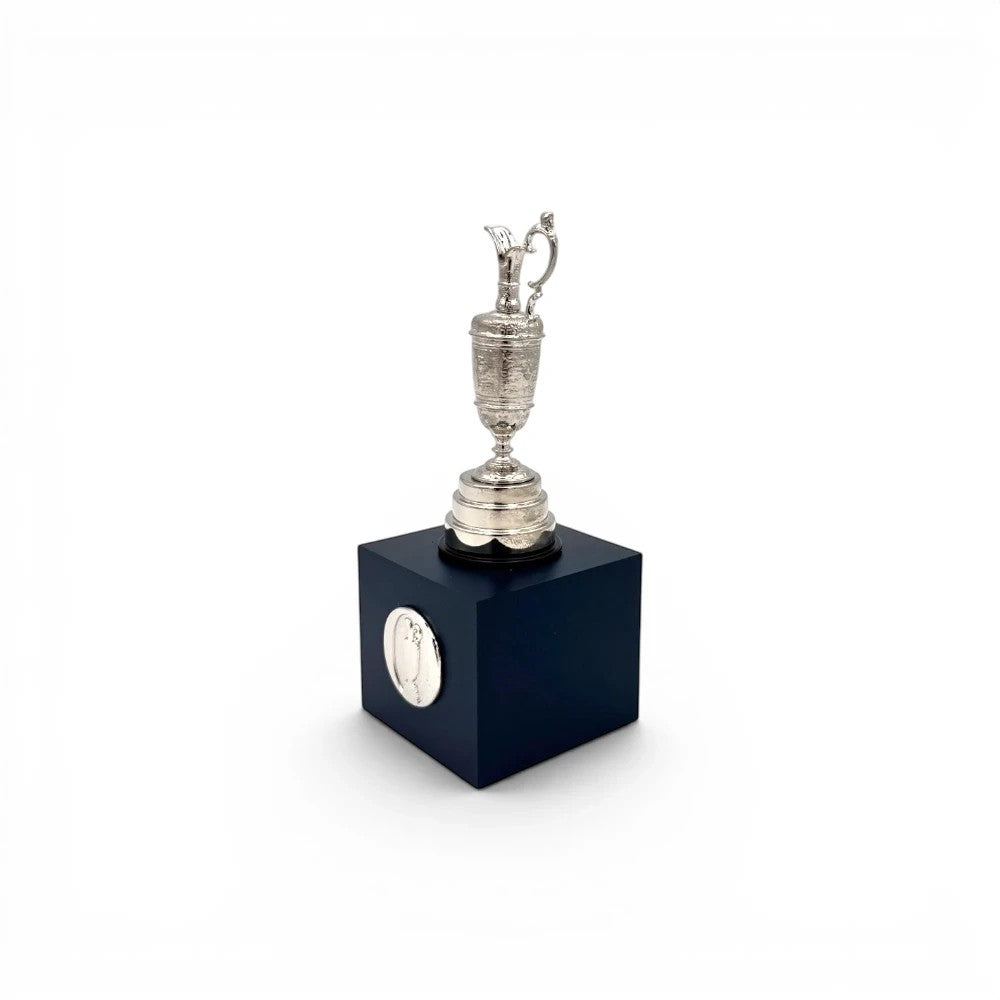 Am Ball The Open Trophy im Miniaturformat 70 mm aus Silber auf einem schwarzen quadratischen Acrylsockel