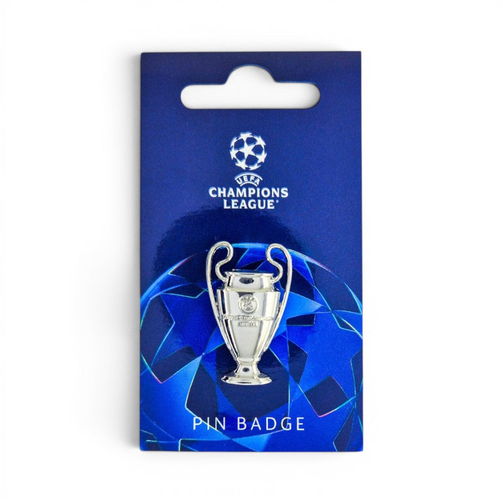 Am Ball UEFA Champions League Anstecknadel in Silberoptik aus Zamak auf offizieller blauer Präsentationskarte