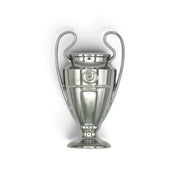 Am Ball UEFA Champions League 2D-Magnet in silberner Zamak-Optik als detailgetreue Trophäe für magnetische Oberflächen