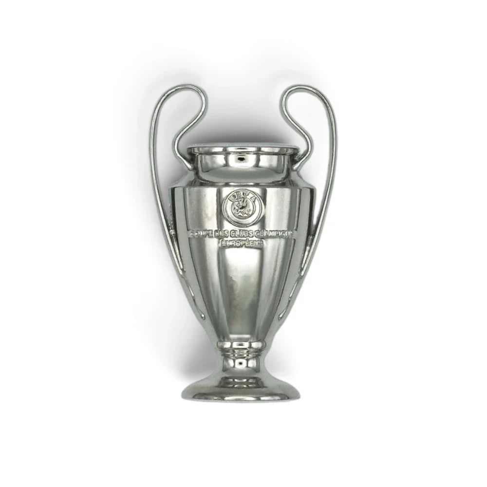 Am Ball UEFA Champions League 2D-Magnet in silberner Zamak-Optik als detailgetreue Trophäe für magnetische Oberflächen