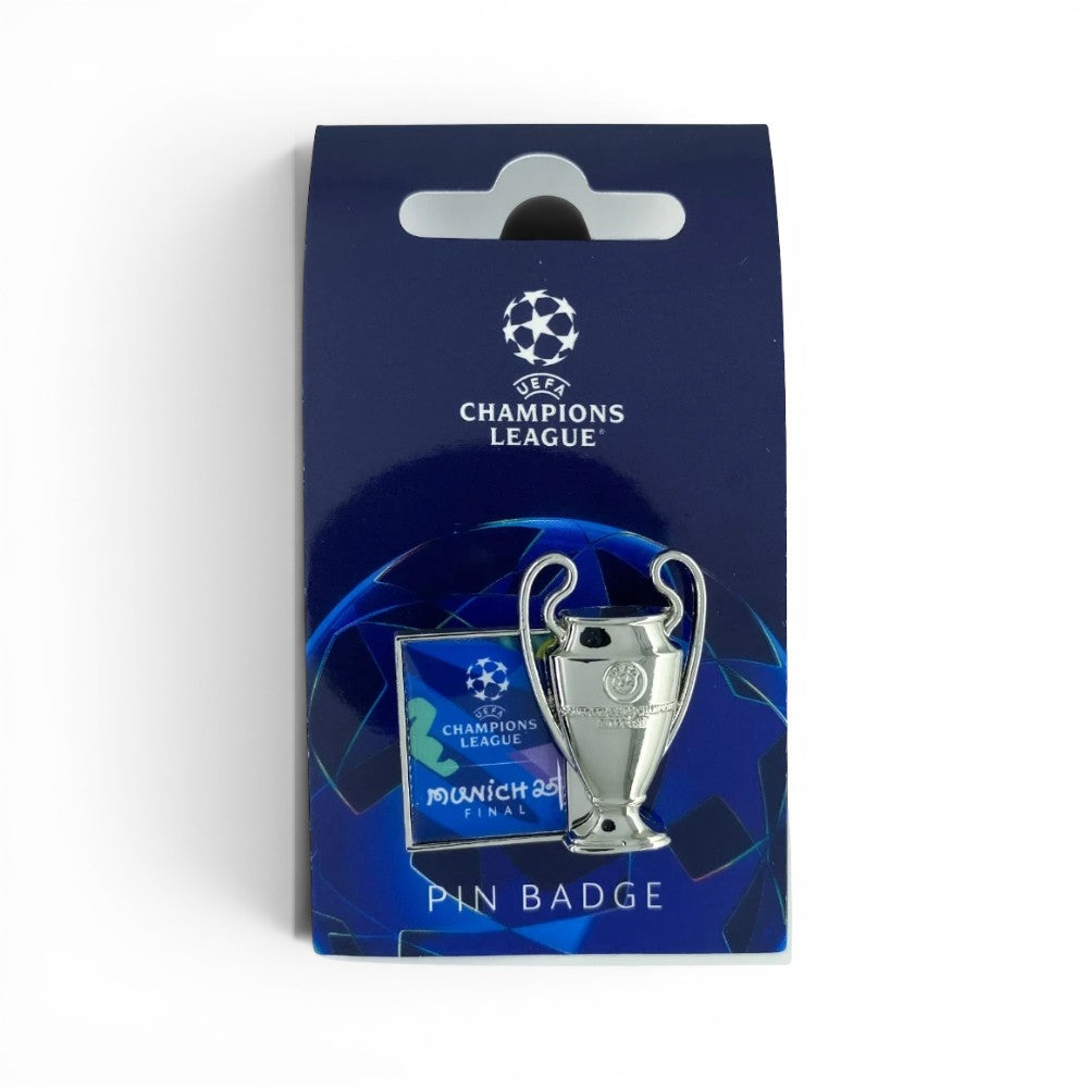 Am Ball UEFA Champions League Pin Badge mit silberner Trophäe und Munich 25 Final Design auf blauer Karte