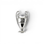 Am Ball UEFA Champions League Anstecknadel aus Zamak mit silbernem Finish in Form der ikonischen Trophäe.