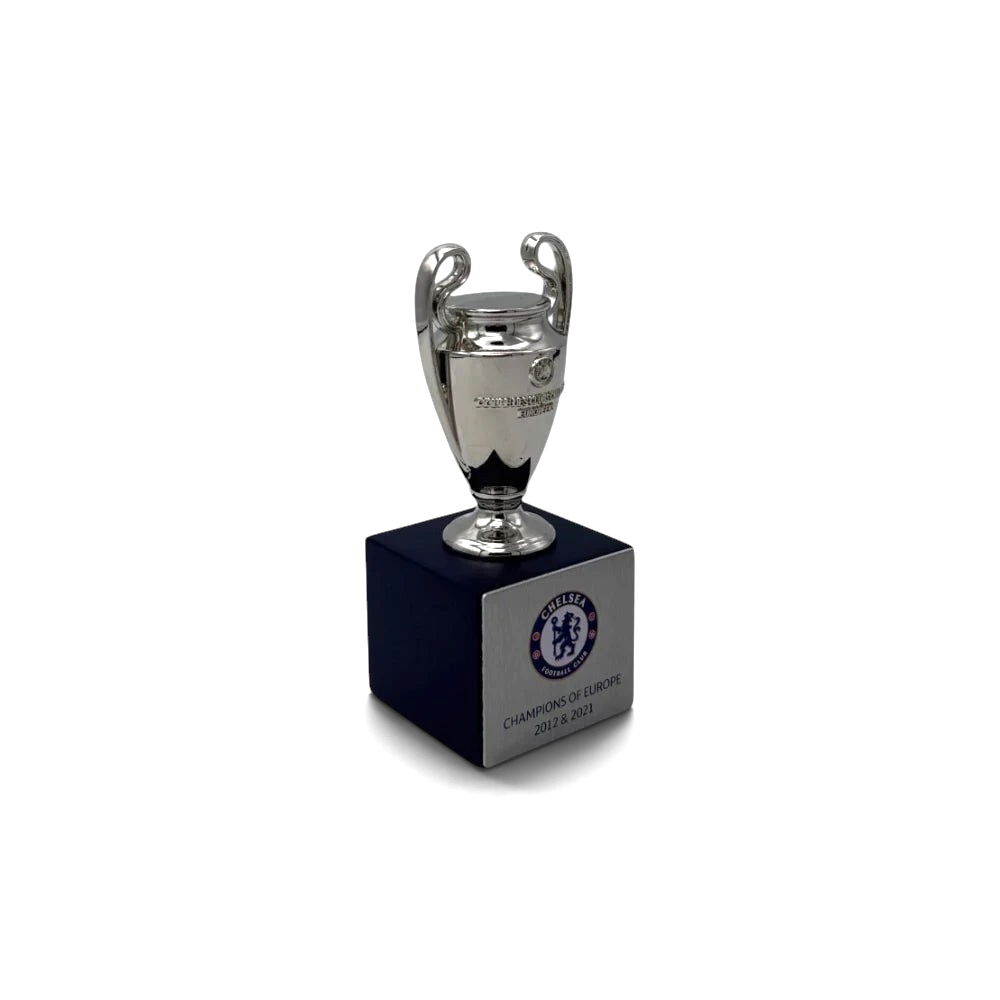 Am Ball UEFA Champions League Pokal-Replika aus verchromtem Metall auf einem Holzsockel mit Chelsea FC Gravur