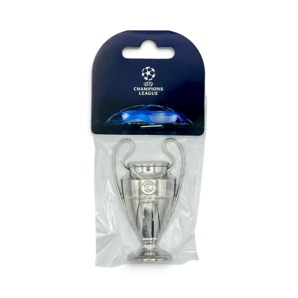 Am Ball UEFA Champions League Pokal Magnet aus Zamak in silberner Optik, verpackt in offizieller Blisterverpackung
