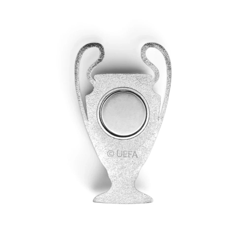 Am Ball UEFA Champions League Pokal Magnet aus Zamak in silberner 2D-Optik für Kühlschränke