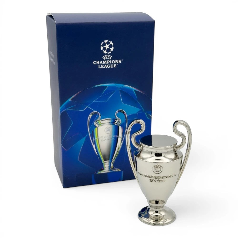 Am Ball UEFA Champions League Pokal-Replika (80mm) aus Zamak, silberfarben, mit Henkeln und Sockel. Offizielle UEFA-Verpackung.