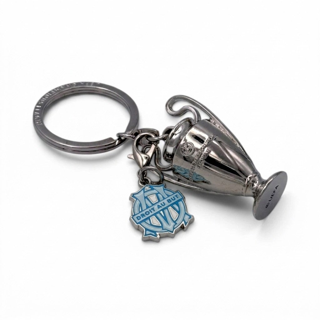 Am Ball UEFA Champions League Pokal-Schlüsselanhänger aus Zamak mit Olympique de Marseille Logo-Anhänger
