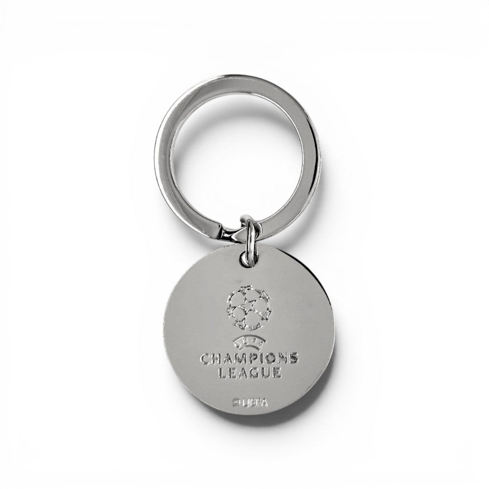 Am Ball UEFA Champions League Schlüsselanhänger aus silberfarbenem Zamak mit eingraviertem Pokal-Emblem